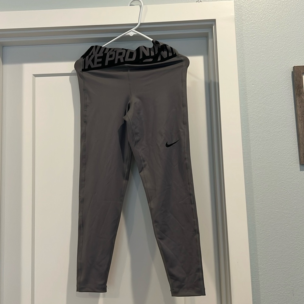 Never worn Nike pro women’s training leggings